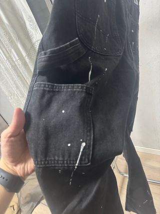 Pantaloni neri con schizzi