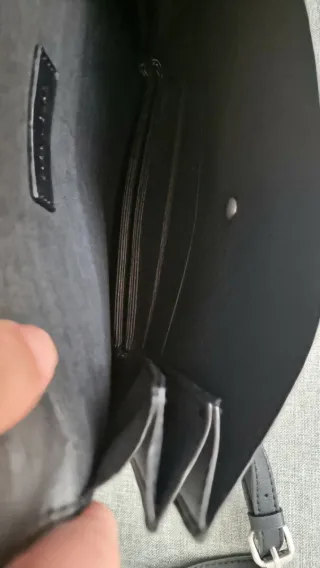 Bolso negro con tachuelas