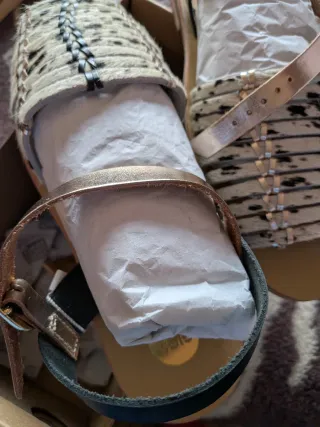 Sandalias doradas y multicolor