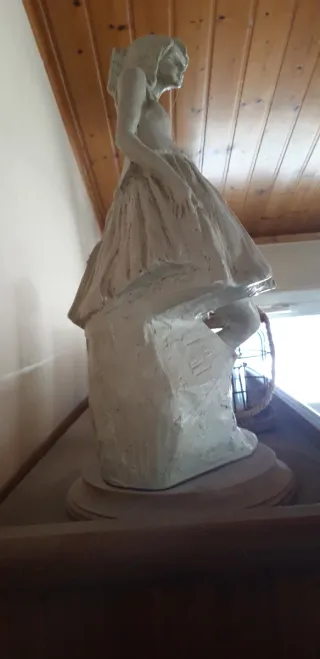 Escultura de piedra y madera