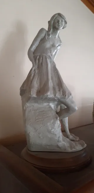 Escultura de piedra y madera