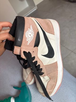Zapatillas deportivas rosas y blancas
