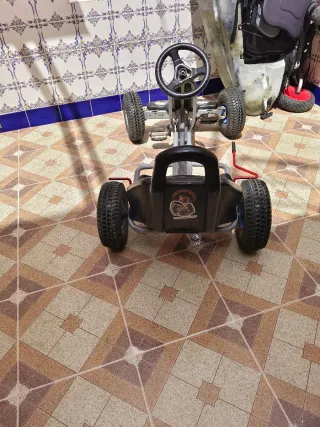 Coche de pedales negro tipo kart