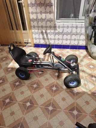 Coche de pedales negro tipo kart