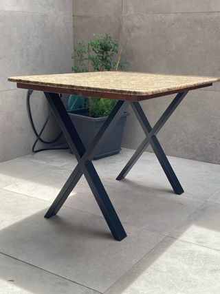 Mesa de madera con sobre de granito