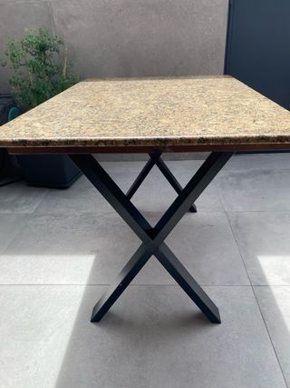 Mesa de madera con sobre de granito