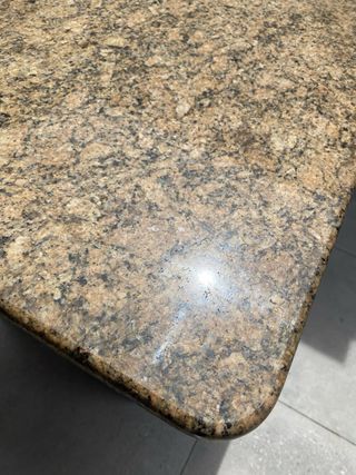 Mesa de madera con sobre de granito