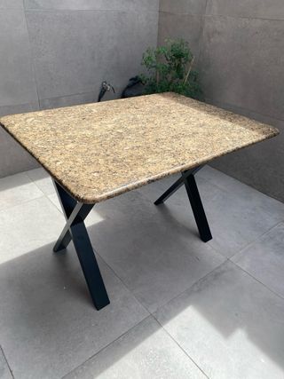 Mesa de madera con sobre de granito