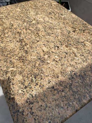 Mesa de madera con sobre de granito