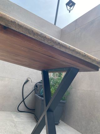 Mesa de madera con sobre de granito