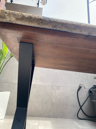 Mesa de madera con sobre de granito