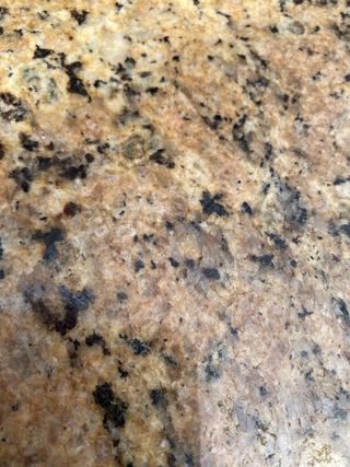 Mesa de madera con sobre de granito