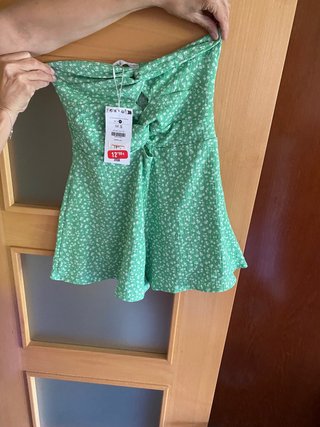 Mono corto verde con florecitas blancas