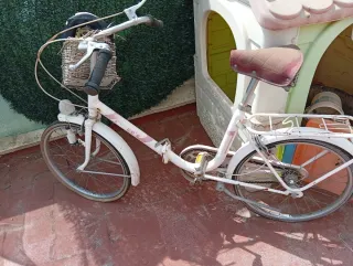 Bicicletas Moradas y Blancas