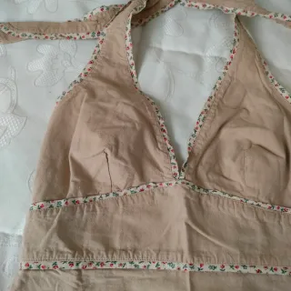 Top beige con ribete floral. Espalda descubierta