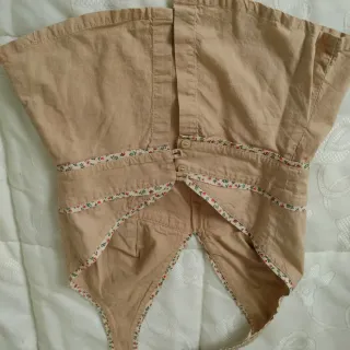 Top beige con ribete floral. Espalda descubierta
