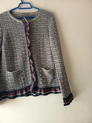 Chaqueta corta tweed con volantes