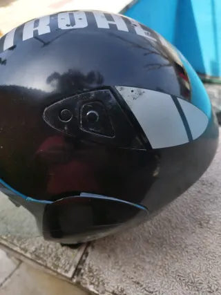 Casco de moto negro con diseño