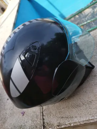 Casco de moto negro con diseño