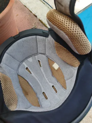 Casco de moto negro con diseño