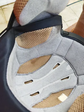 Casco de moto negro con diseño