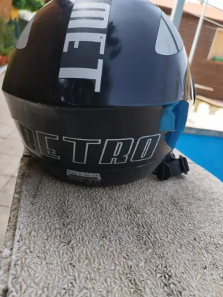Casco de moto negro con diseño