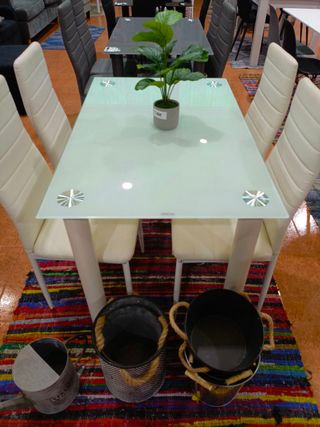 Mesa cristal con 4 sillas polipiel