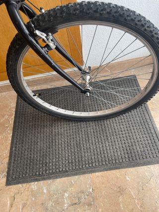 Bicicleta de montaña negra