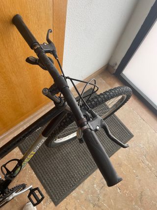 Bicicleta de montaña negra