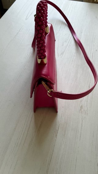 Bolso rosa con asa de cuentas