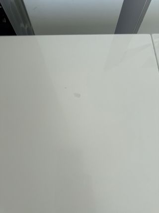 Mesa de comedor blanca lacada.