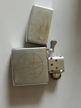 Zippo plateado con grabado