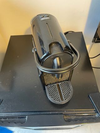 Cafetera Nespresso Inissia Negra con asa 19 bares