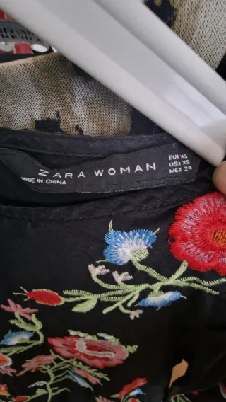 Vestido negro bordado flores