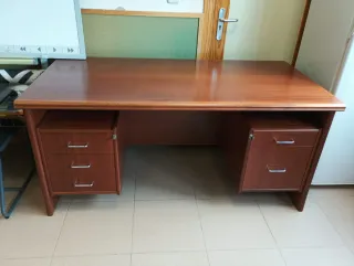 Mesa de escritorio de madera