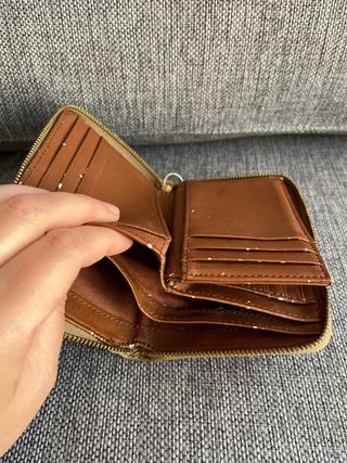 Cartera Fossil dorada.