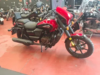 UM Cruiser Moto Negra y Roja