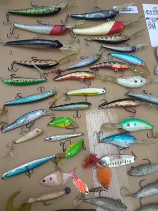 Señuelos de pesca variados