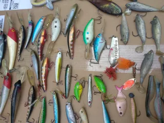 Señuelos de pesca variados