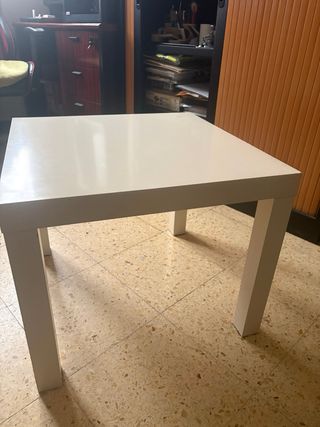 Mesa auxiliar blanca y estantería