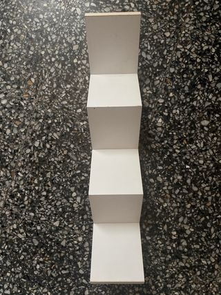 Mesa auxiliar blanca y estantería