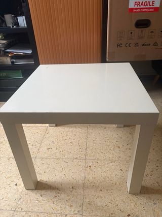 Mesa auxiliar blanca y estantería