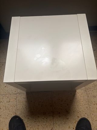 Mesa auxiliar blanca y estantería