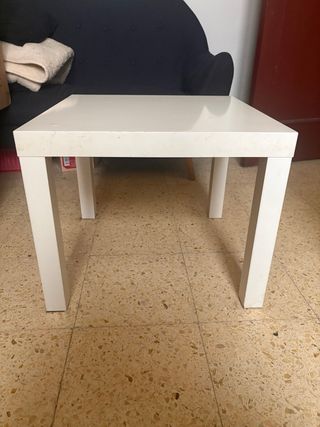 Mesa auxiliar blanca y estantería