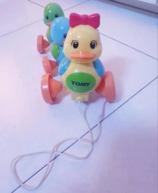 Juguete de arrastre familia patitos Tomy