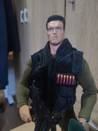 Figura Arnold Schwarzenegger Comando 1/6