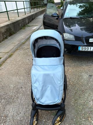 Carro de bebé azul y blanco