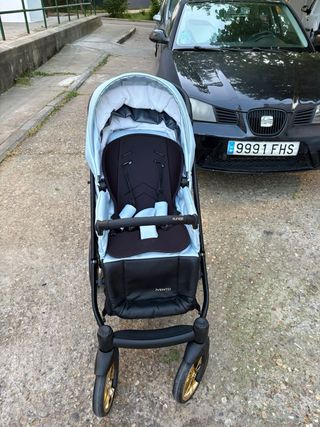 Carro de bebé azul y blanco