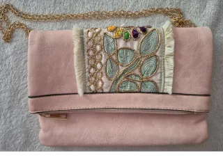 Bolso de mano rosa con cadena dorada