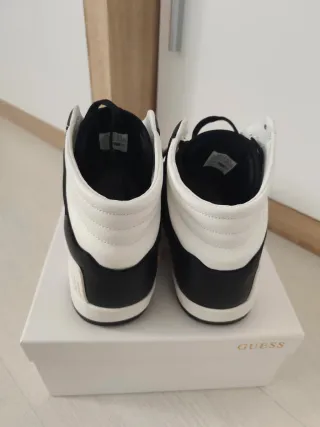 Zapatillas Guess Negras y Blancas